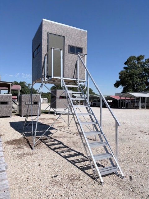 6x6 hunting blind on 8ft aluminum tower with stairs — Delta Trailer Sales Carencro LA