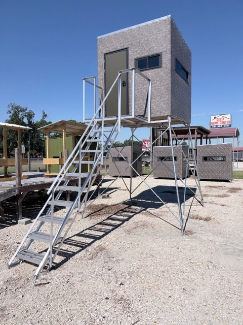 Aluminum deer stand on 8ft tower with porch and stairs — Delta Trailer Sales LA
